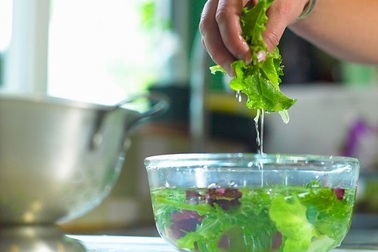 Ngâm rau sống với nước muối có hết được thuốc sâu?