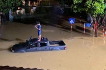 Thái Nguyên lại ngập nặng, ô tô chìm trong biển nước