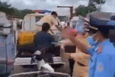 Clip CSGT ân cần tặng xăng chủ xe "đốn tim" dân mạng