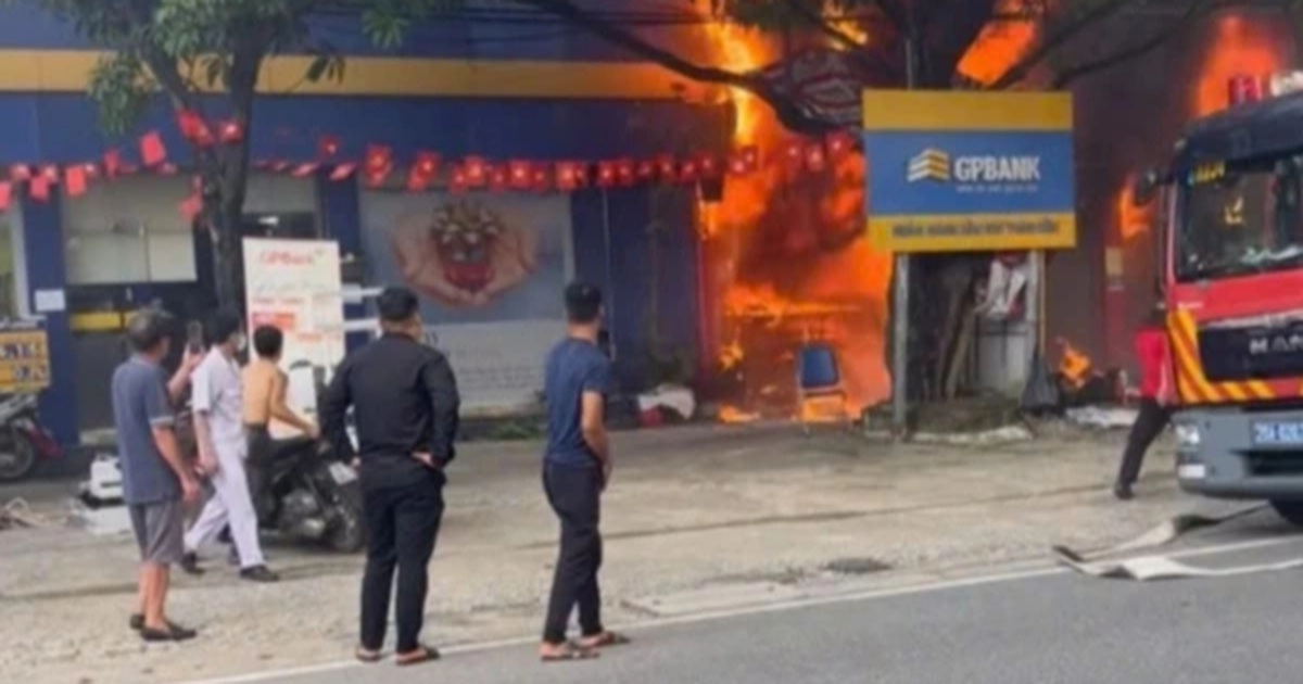 Cửa hàng đồ điện tử ở Hà Nội bốc cháy dữ dội