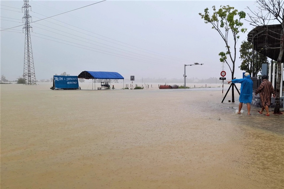 Mưa như trút, lũ dâng mênh mông, dân lội nước ngập ngang lưng về nhà - 7 Mưa như trút, lũ dâng mênh mông, dân lội nước ngập ngang lưng về nhà - 7