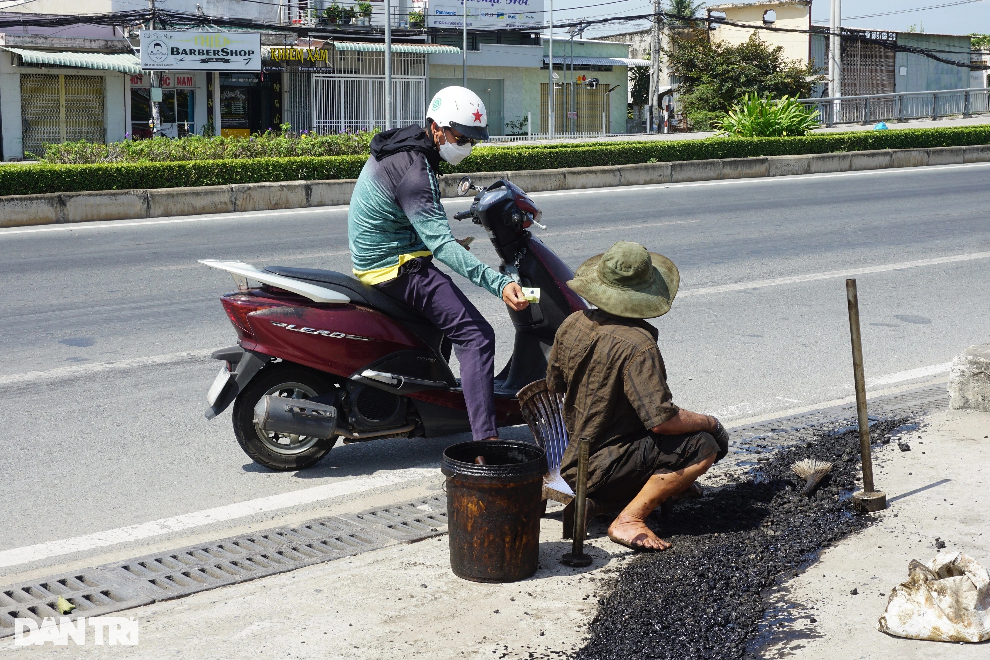 Triết lý bí mật của người đàn ông tật nguyền ngày ngày lê chân vá đường - 6 Triết lý bí mật của người đàn ông tật nguyền ngày ngày lê chân vá đường - 6