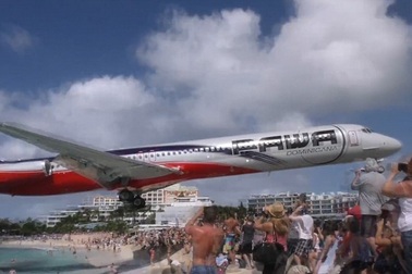 Giật thót trước cảnh máy bay lượn sát trên bãi biển đông người