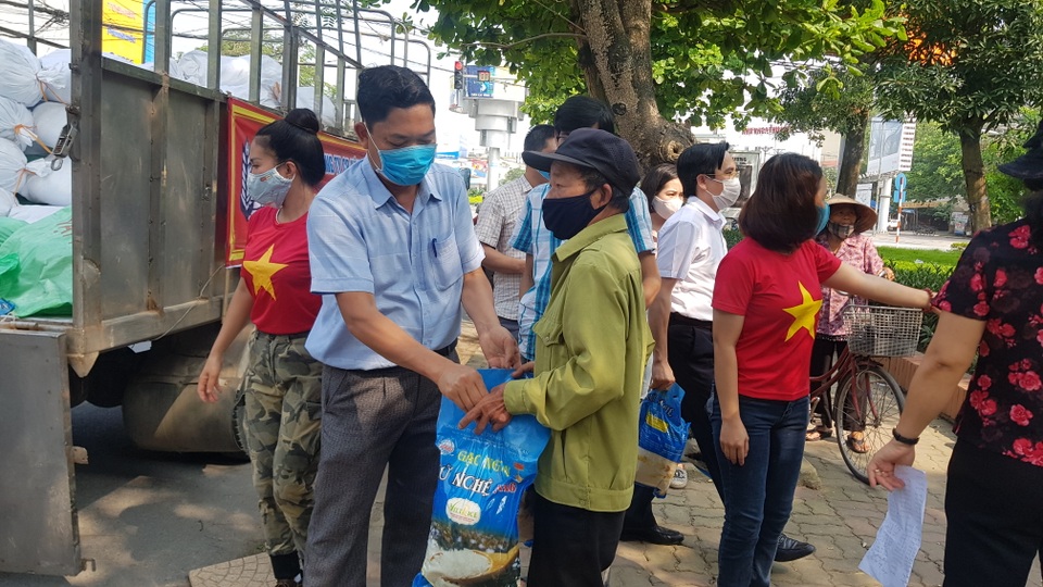 Lao động tự do nhận gạo hỗ trợ trên đường phố - 2 Lao động tự do nhận gạo hỗ trợ trên đường phố - 2