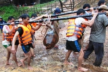 Phát hiện 2 quả bom tạ sau lũ