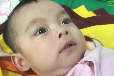 bé trai 7 tháng tuổi