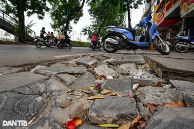 Vỉa hè đường Hà Nội lát đá với độ bền 70 năm đang xuống cấp nhanh chóng