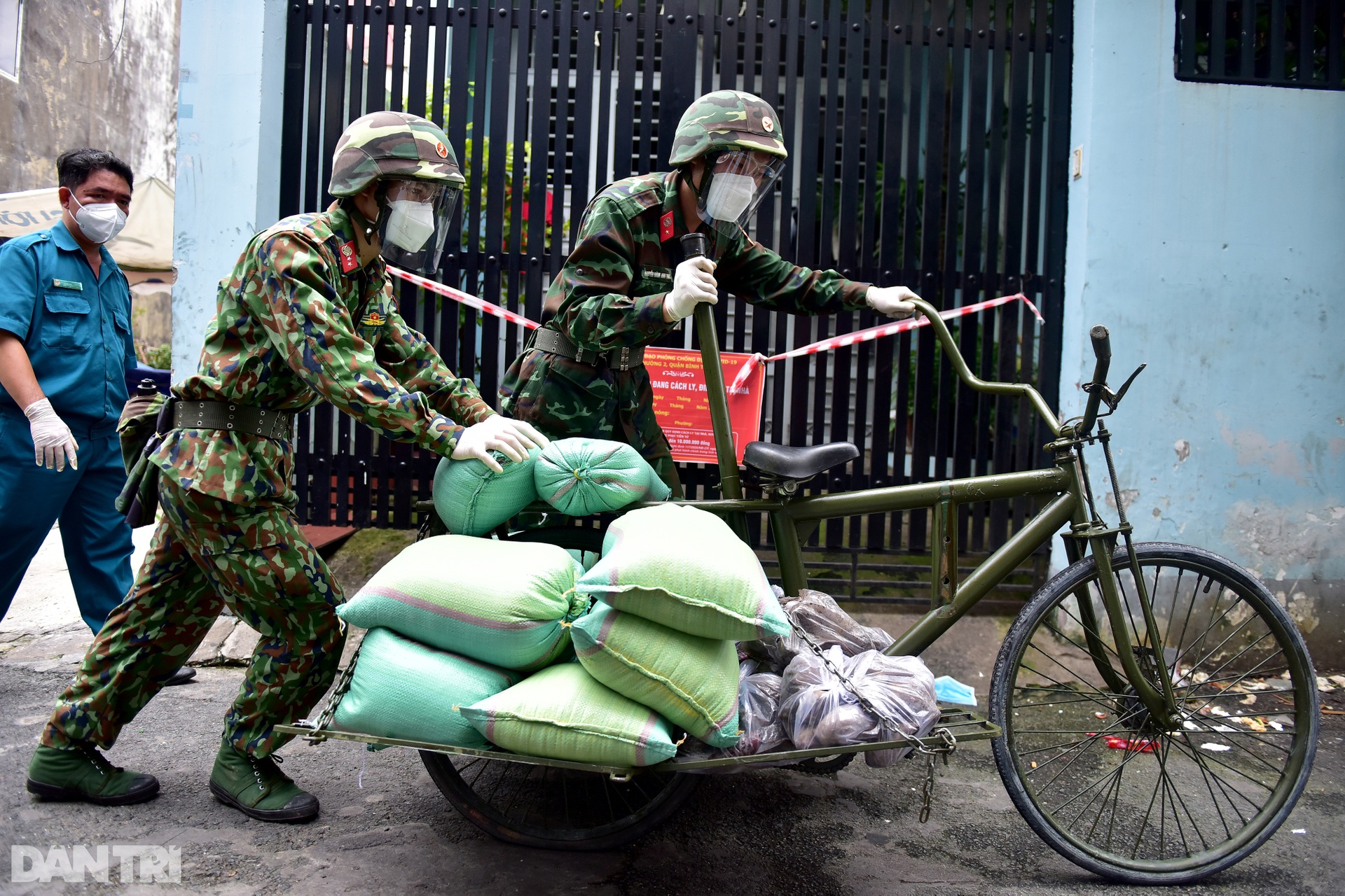 Bộ đội dùng xe đạp thồ chuyển thực phẩm vào tận hẻm nhỏ cho người dân TPHCM - 6 Bộ đội dùng xe đạp thồ chuyển thực phẩm vào tận hẻm nhỏ cho người dân TPHCM - 6