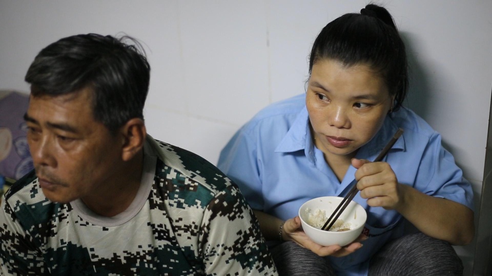 TPHCM: Liên tục bị giảm lương, công nhân hết tiền gửi về quê nuôi con - 3 TPHCM: Liên tục bị giảm lương, công nhân hết tiền gửi về quê nuôi con - 3