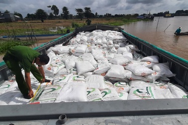 Bắt quả tang 2 vợ chồng vận chuyển 100 tấn đường cát nhập lậu