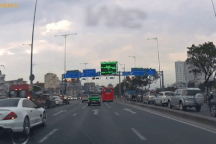 Đèn giao thông đổi màu gấp ở TPHCM, 2 tài xế không thắng kịp