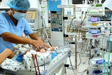 Hít phân su khi sinh, bé trai suýt chết vì viêm phổi