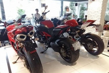 Tiêu thụ xe máy nhập khẩu "bỏ xa" xe sản xuất trong nước