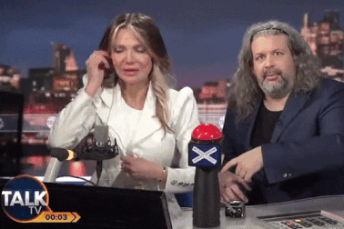 MC talkshow truyền hình ngã nhào ngay trên sóng trực tiếp