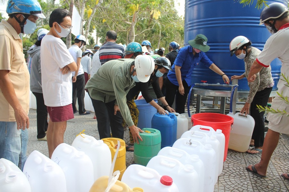 Đoàn viên VP Chính phủ tặng nước ngọt cho người dân vùng hạn, mặn - 1