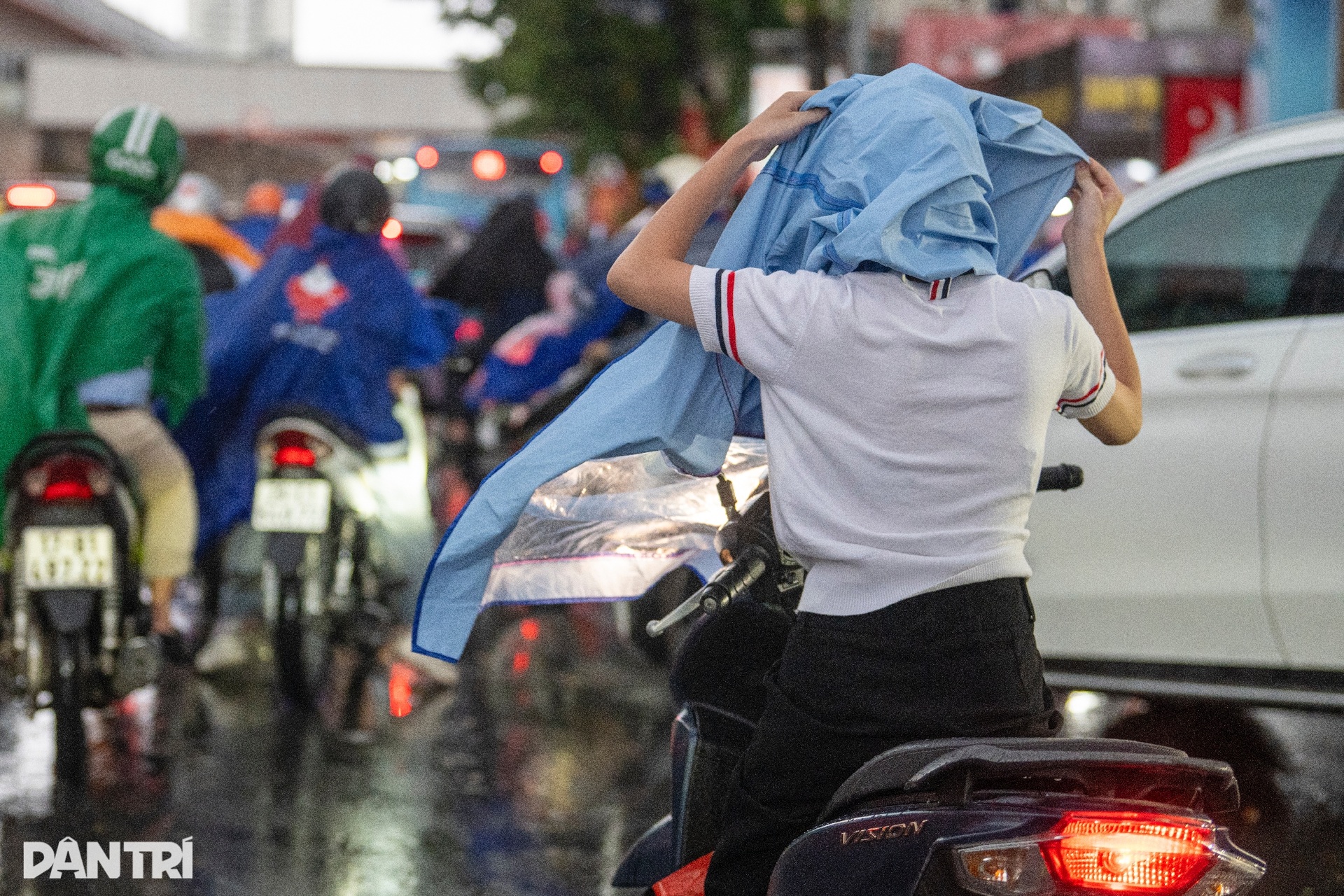 Ảnh hưởng bão Bualoi, người dân Hà Nội vất vả đội mưa đi làm sáng đầu tuần - 6 Ảnh hưởng bão Bualoi, người dân Hà Nội vất vả đội mưa đi làm sáng đầu tuần - 6