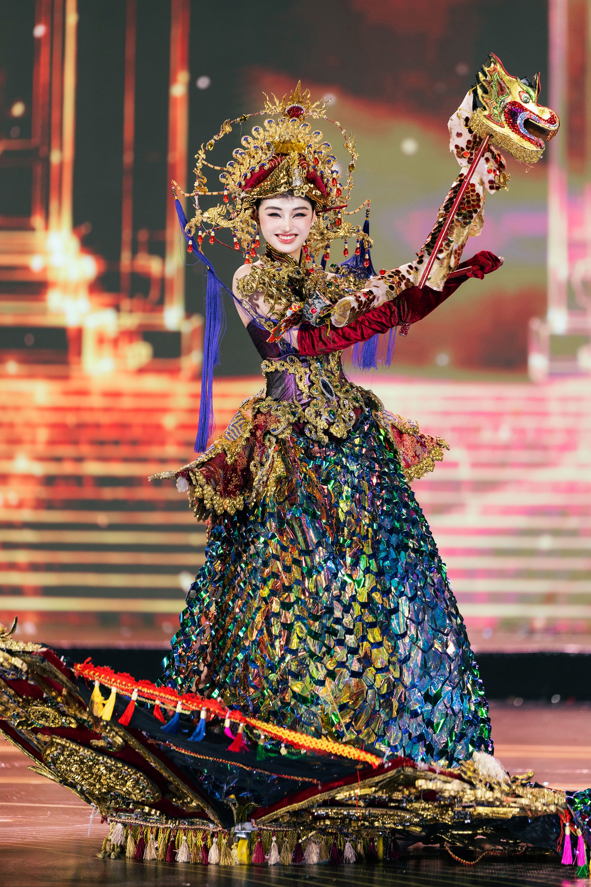 Thí sinh hoa hậu diện váy dạ hội, quấn trăn quanh cổ trình diễn gây chú ý - 8
