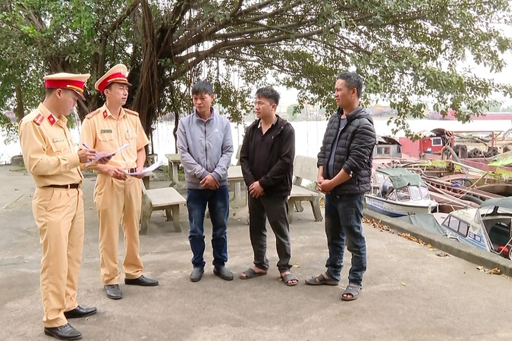 Bắt quả tang 11 đối tượng điểu khiển 3 tàu sắt moi ruột sông Đáy - 2 Bắt quả tang 11 đối tượng điểu khiển 3 tàu sắt moi ruột sông Đáy - 2