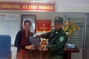 Trao trả tài sản trị giá 200 triệu đồng khách bỏ quên ở sân bay