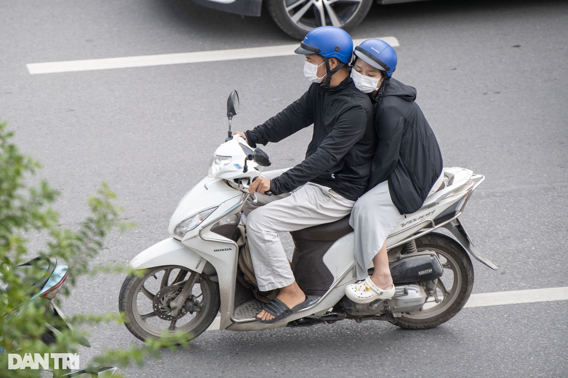 Người dân Hà Nội trùm kín mặt, co ro đi làm trong gió lạnh - 12 Người dân Hà Nội trùm kín mặt, co ro đi làm trong gió lạnh - 12