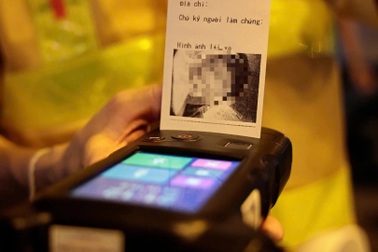 CSGT Hà Nội sử dụng máy đo nồng độ cồn gắn thêm camera