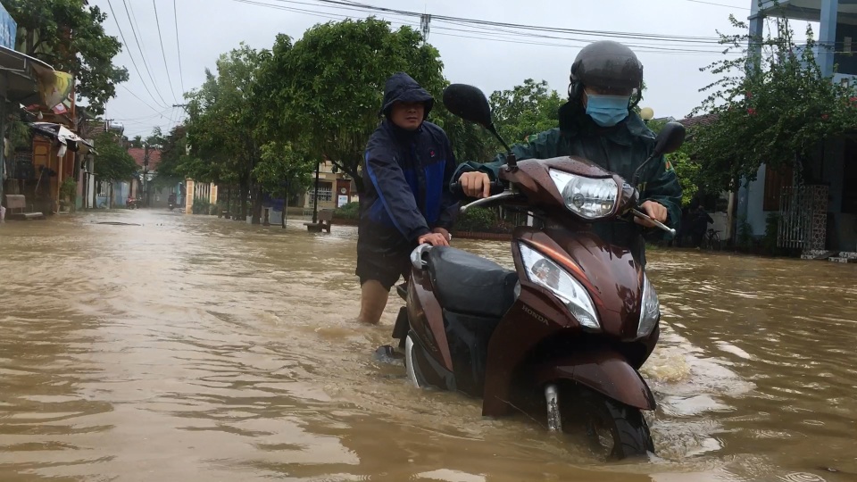 Quảng Ngãi: Lũ lên nhanh, nhiều khu dân cư ngập sâu - 5 Quảng Ngãi: Lũ lên nhanh, nhiều khu dân cư ngập sâu - 5