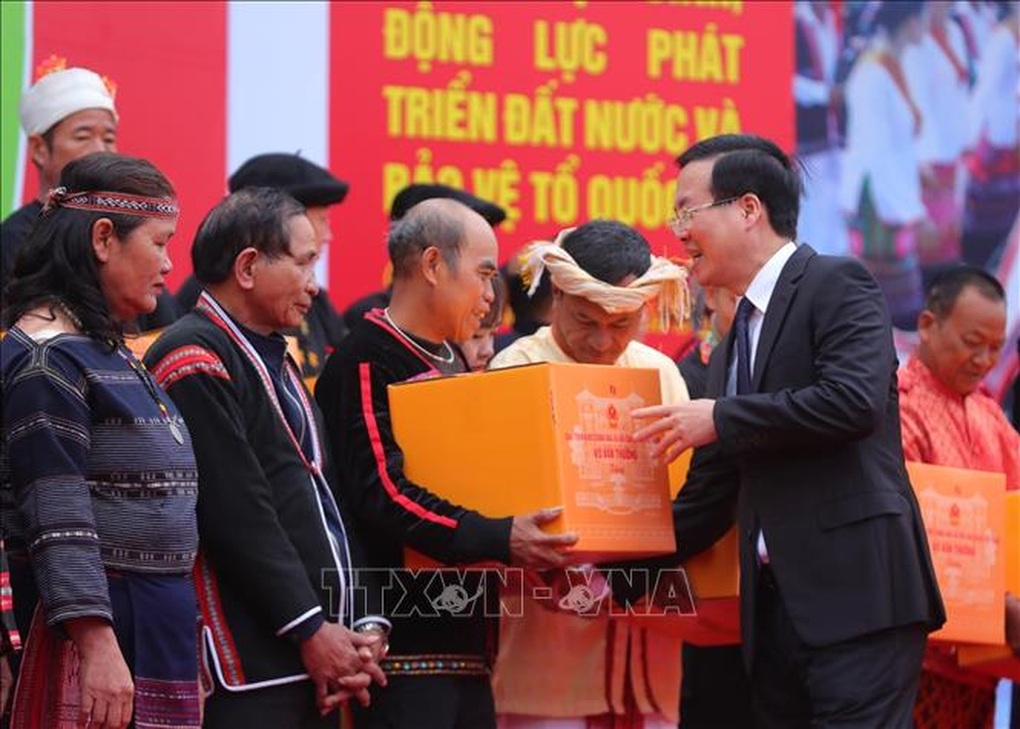 Chủ tịch nước dự Ngày hội sắc xuân trên mọi miền Tổ quốc - 2 Chủ tịch nước dự Ngày hội sắc xuân trên mọi miền Tổ quốc - 2