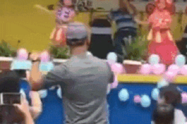 Phát sốt với người cha đứng dưới say mê múa theo con gái trên sân khấu