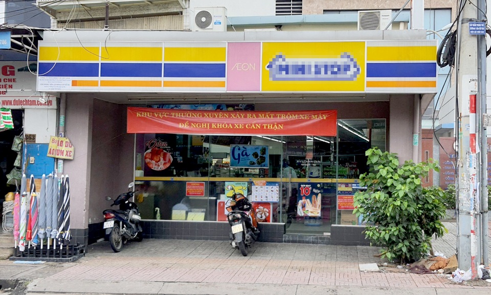 Thanh niên cầm dao uy hiếp nhân viên cửa hàng tiện lợi để cướp tiền - 2 Thanh niên cầm dao uy hiếp nhân viên cửa hàng tiện lợi để cướp tiền - 2