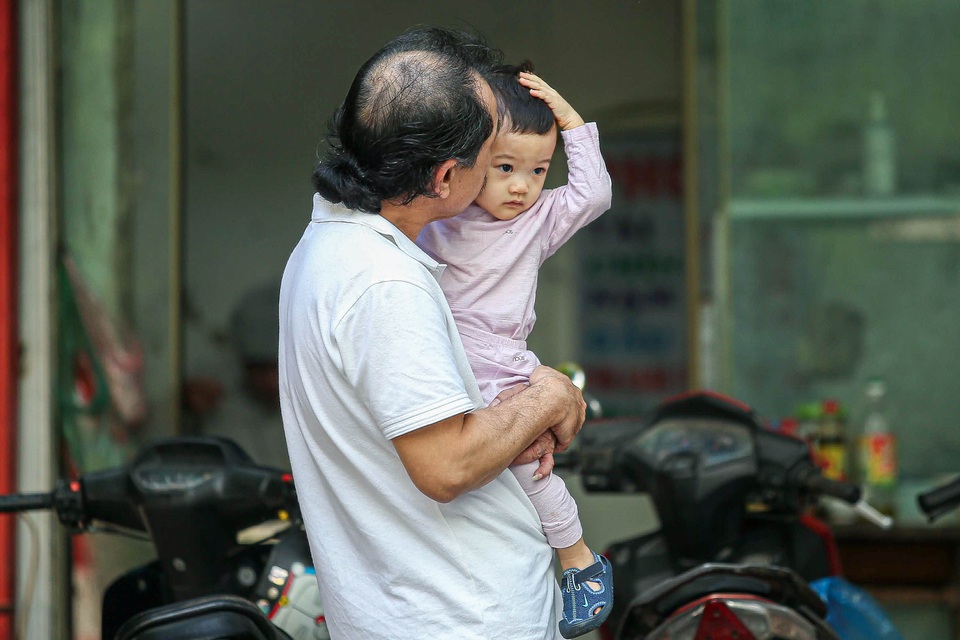 Hà Nội đón đợt gió lạnh đầu mùa, người dân mặc áo ấm ra đường - 11 Hà Nội đón đợt gió lạnh đầu mùa, người dân mặc áo ấm ra đường - 11