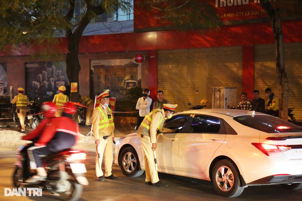 Hà Nội: Vui liên hoan sau trận bóng đá, nhiều thanh niên dính nồng độ cồn - 1 Hà Nội: Vui liên hoan sau trận bóng đá, nhiều thanh niên dính nồng độ cồn - 1
