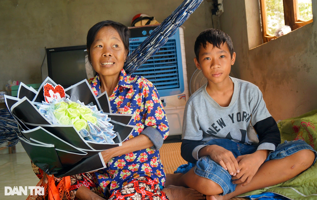 Mẹ nghèo bị tai nạn, con trai bán vé số mơ thành bác sĩ - 3 Mẹ nghèo bị tai nạn, con trai bán vé số mơ thành bác sĩ - 3
