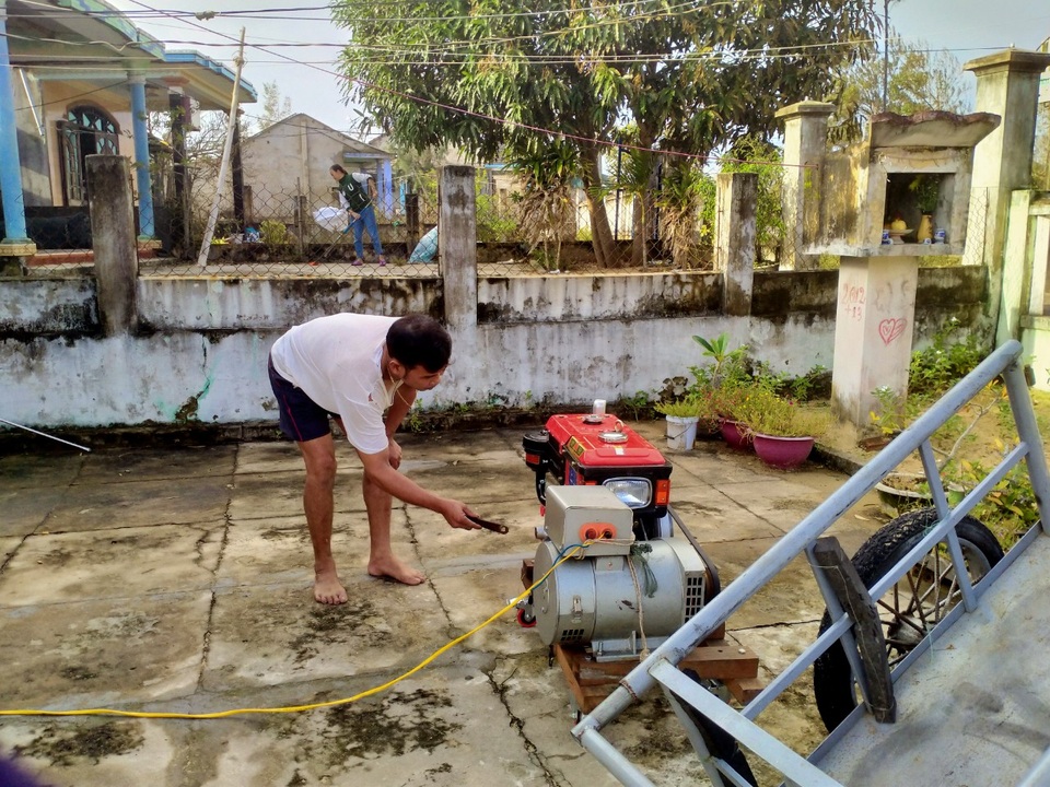Dịch vụ bơm nước tận nhà đắt hàng thời “tê liệt” sau bão số 9 - 3 Dịch vụ bơm nước tận nhà đắt hàng thời “tê liệt” sau bão số 9 - 3