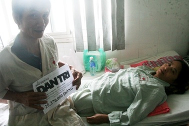 Trao hơn 25 triệu đồng đến 2 vợ chồng sống ký sinh trong bệnh viện