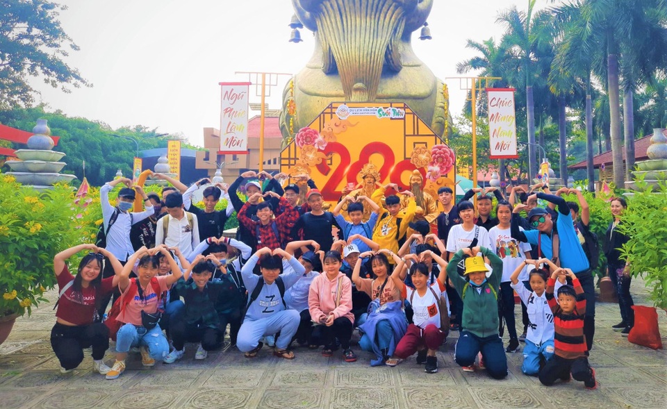 Suối Tiên, Thảo Cầm viên quá tải ngày mùng 2 Tết - 1 Suối Tiên, Thảo Cầm viên quá tải ngày mùng 2 Tết - 1