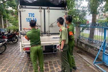 Vụ gỗ lậu “ngang nhiên” qua chốt: Tạm đình chỉ 2 cán bộ