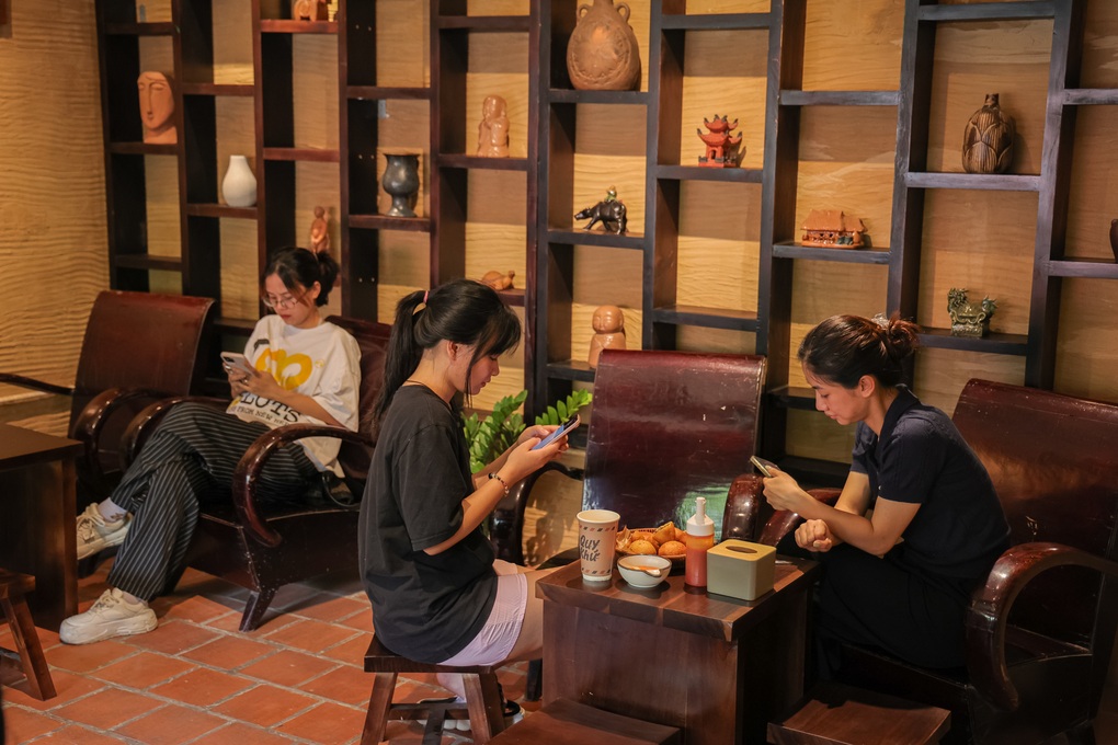 Hà Nội: Quán bánh rán phong cách quý tộc khách như xuyên không về quá khứ - 3 Hà Nội: Quán bánh rán phong cách quý tộc khách như xuyên không về quá khứ - 3