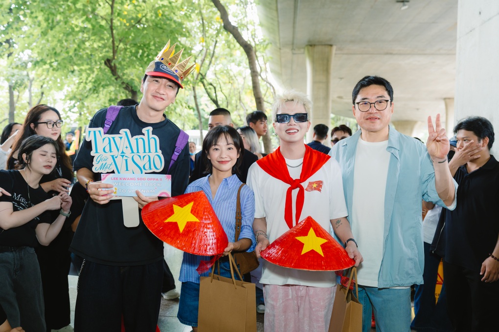 Hoàng tử châu Á Lee Kwang Soo đội nón lá, gây chú ý khi đến TPHCM dịp 2/9 - 1 Hoàng tử châu Á Lee Kwang Soo đội nón lá, gây chú ý khi đến TPHCM dịp 2/9 - 1