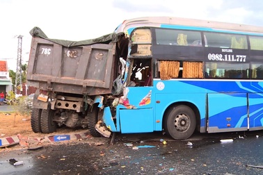 Xe khách húc đuôi xe tải, 3 người bị thương nặng