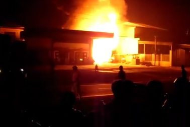 Kho chứa nhớt của cây xăng cháy dữ dội, 1 người bị bỏng