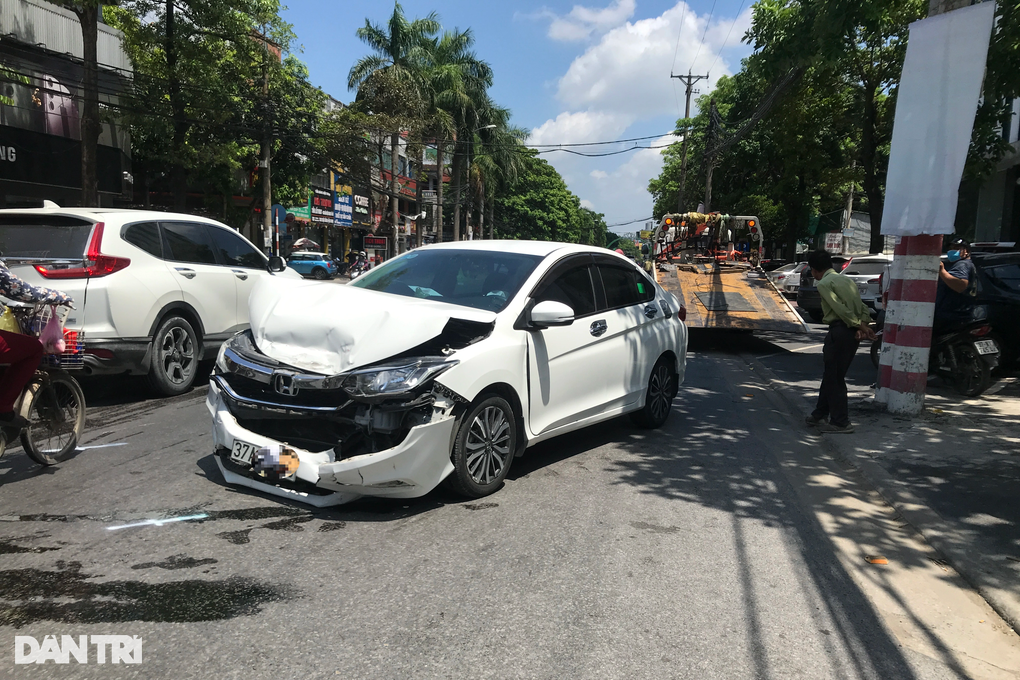 2 ô tô nát bét đầu sau va chạm trên phố - 2 2 ô tô nát bét đầu sau va chạm trên phố - 2