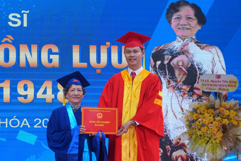Nữ dược sĩ U80: Về hưu rồi học đại học để hoàn thành tâm nguyện của chồng - 1 Nữ dược sĩ U80: Về hưu rồi học đại học để hoàn thành tâm nguyện của chồng - 1