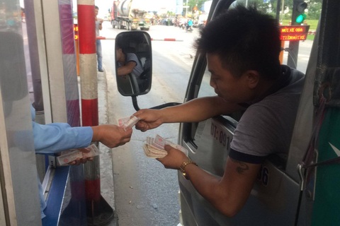 Trạm BOT quốc lộ 5 "tê liệt" vì tài xế lại dùng "chiêu" tiền lẻ