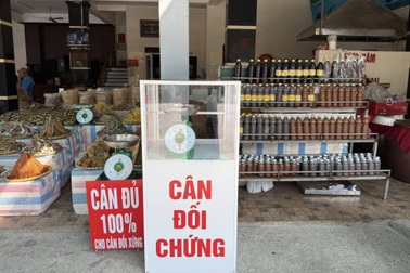 Sầm Sơn lắp cân ở khu bán hải sản để du khách đối chứng