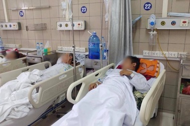 7 người suýt mất mạng sau khi uống rượu làm thuốc bóp