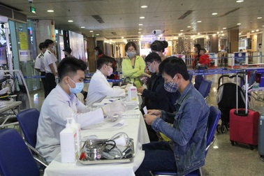 Chốt kiểm soát phát hiện, cách ly khách nghi nhiễm corona tại Tân Sơn Nhất