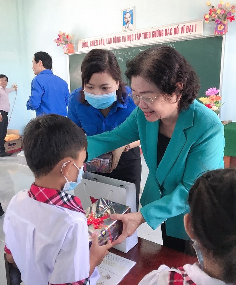 Quỹ học bổng Vừ A Dính hỗ trợ xây "trường đẹp cho em" ở Bình Định Quỹ học bổng Vừ A Dính hỗ trợ xây "trường đẹp cho em" ở Bình Định