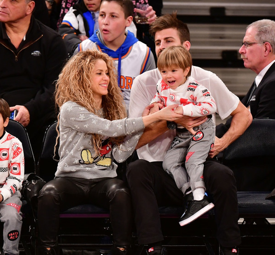 Shakira nắm tay phi công trẻ Gerard Piqué đi mua sắm - 7 Shakira nắm tay phi công trẻ Gerard Piqué đi mua sắm - 7