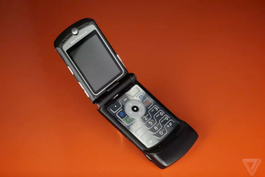 "Huyền thoại" Motorola RAZR quay lại với màn hình gập, giá 1.500 USD