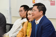 Cựu sinh viên Bách khoa Hà Nội hỗ trợ trường sản xuất dung dịch sát khuẩn